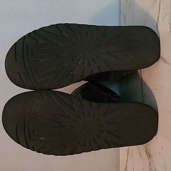 Ugg Classic Short Black Cosmos Sequins Shearling Boots Sz 9 Warm Winter Snow - Picture 12 of 15